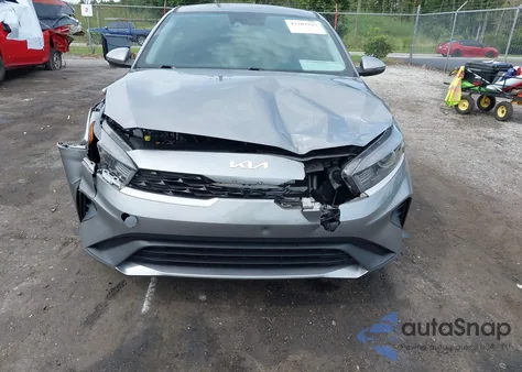 2022 Kia Forte Lxs z USA, uszkodzony, nr VIN 3KPF24AD4NE472231